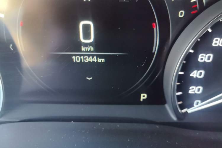Used Cadillac XT5 2018 28E 4x4 Platinum Edition Odometer Close Up