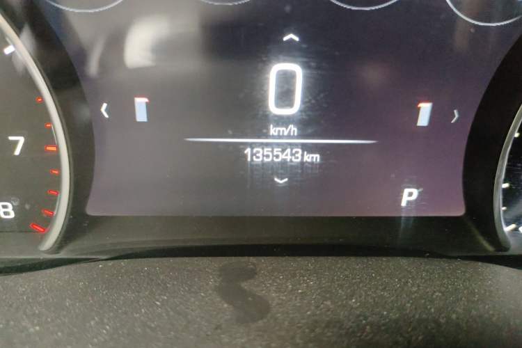 Used Cadillac XT5 2018 28E 4x4 Platinum Edition Odometer Close Up