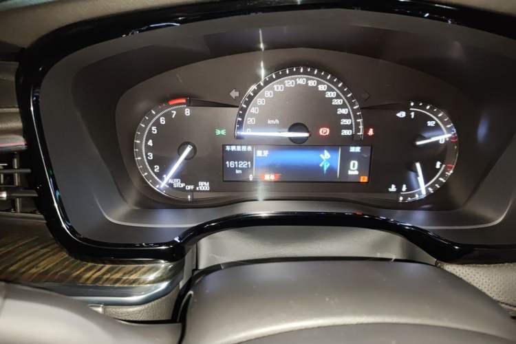 Used Cadillac XT5 2018 25T Luxury Model Odometer Close Up
