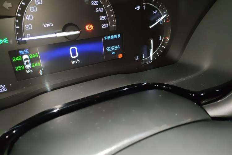 Used Cadillac XT5 2018 28E Four-Wheel Drive Tech Version Odometer Close Up