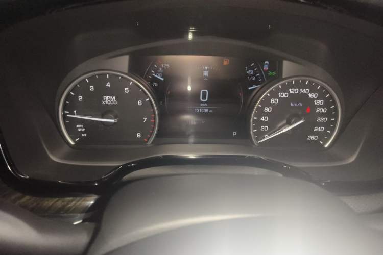 Used Cadillac XT5 2018 25T Luxury Model Odometer Close Up