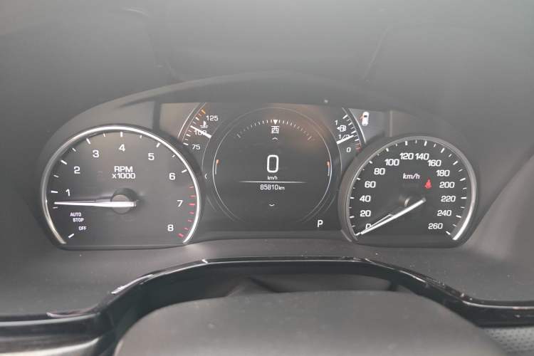 Used Cadillac XT5 2018 25T Luxury Model Odometer Close Up