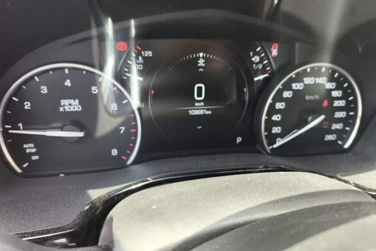 Used Cadillac XT5 2018 25T Luxury Model Odometer Close Up