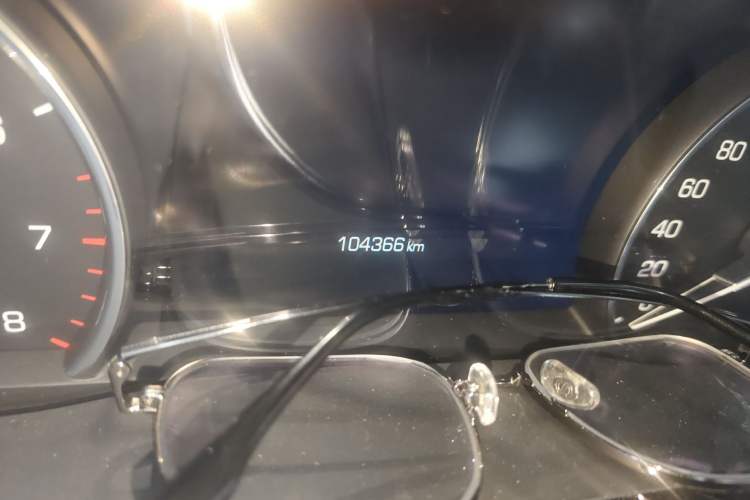 Used Cadillac XT5 2018 28T Four-Wheel Drive Luxury Model Odometer Close Up