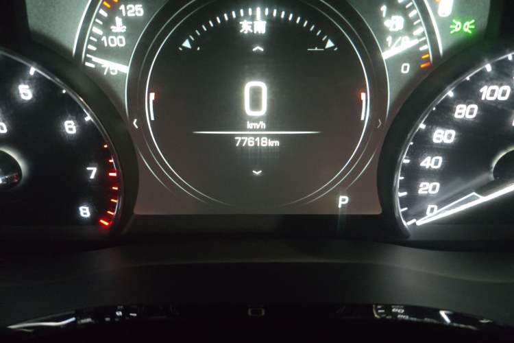 Used Cadillac XT5 2018 25T Luxury Model Odometer Close Up