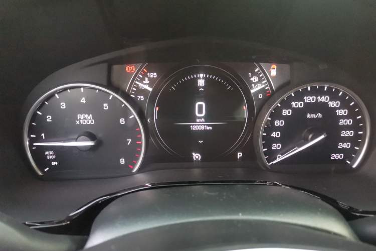 Used Cadillac XT5 2018 25T Luxury Model Odometer Close Up