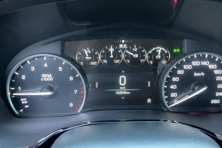 Used Cadillac XT5 2018 25T Luxury Model Odometer Close Up