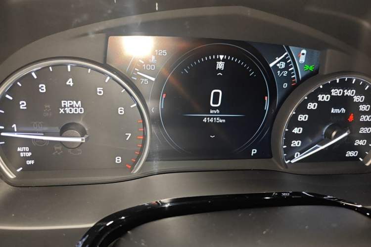 Used Cadillac XT5 2018 25T Luxury Model Odometer Close Up
