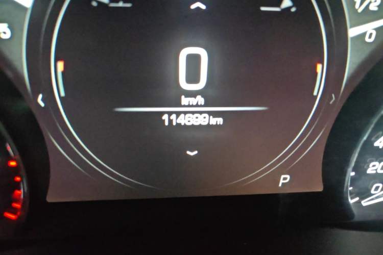 Used Cadillac XT5 2018 28T Four-Wheel Drive Luxury Model Odometer Close Up