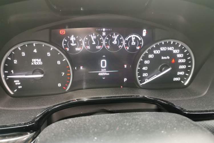 Used Cadillac XT5 2018 25T Luxury Model Odometer Close Up