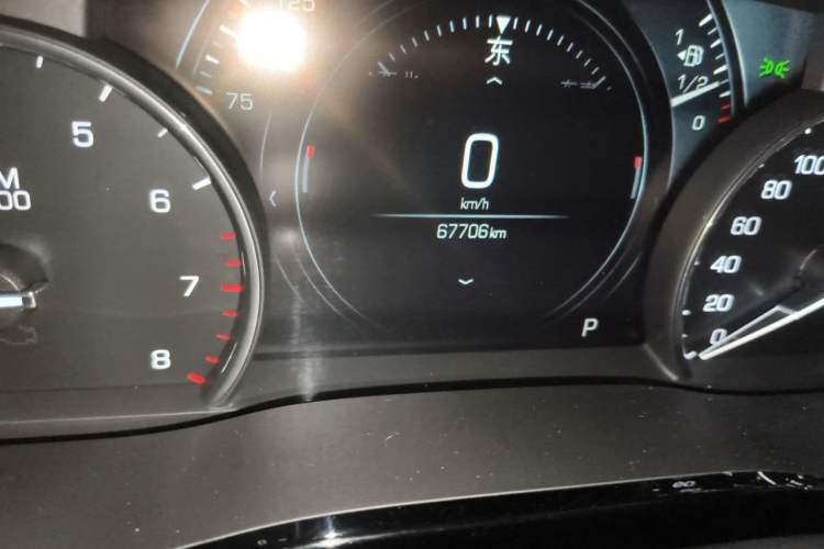 Used Cadillac XT5 2018 25T Luxury Model Odometer Close Up
