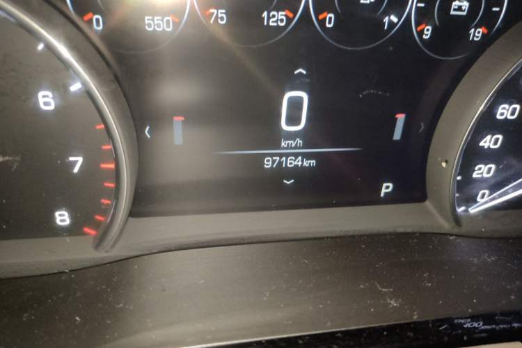 Used Cadillac XT5 2018 25T Luxury Model Odometer Close Up