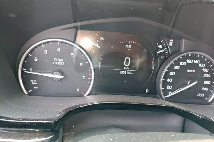 Used Cadillac XT5 2018 25T Luxury Model Odometer Close Up