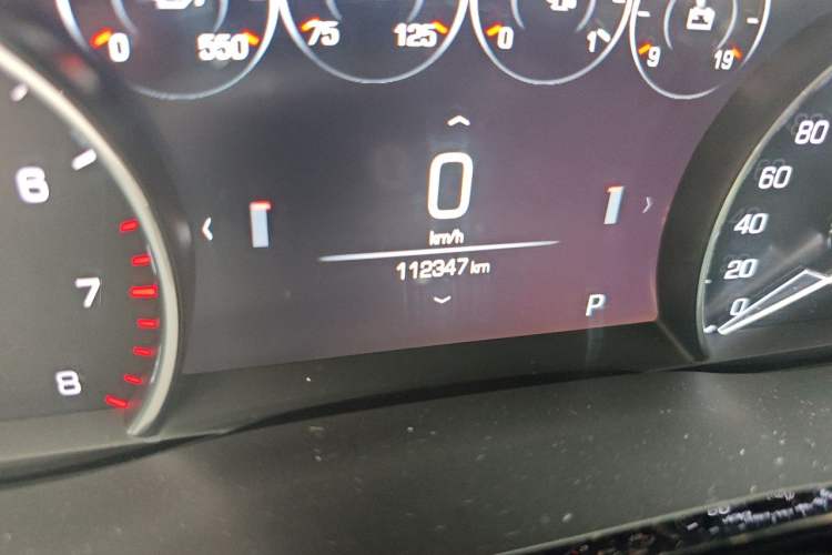 Used Cadillac XT5 2018 25T Luxury Model Odometer Close Up