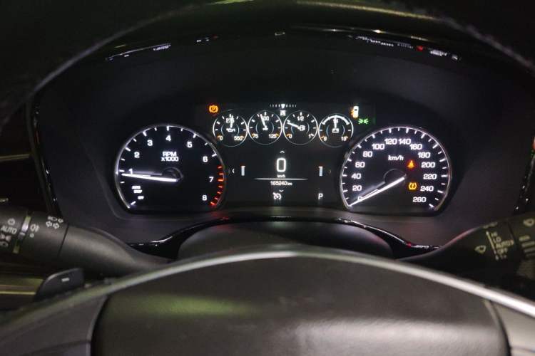 Used Cadillac XT5 2018 25T Luxury Model Odometer Close Up