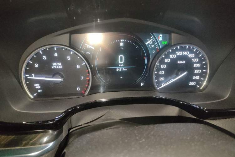Used Cadillac XT5 2018 25T Luxury Model Odometer Close Up