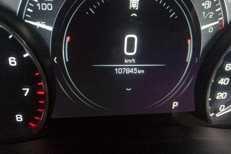 Used Cadillac XT5 2018 25T Luxury Model Odometer Close Up