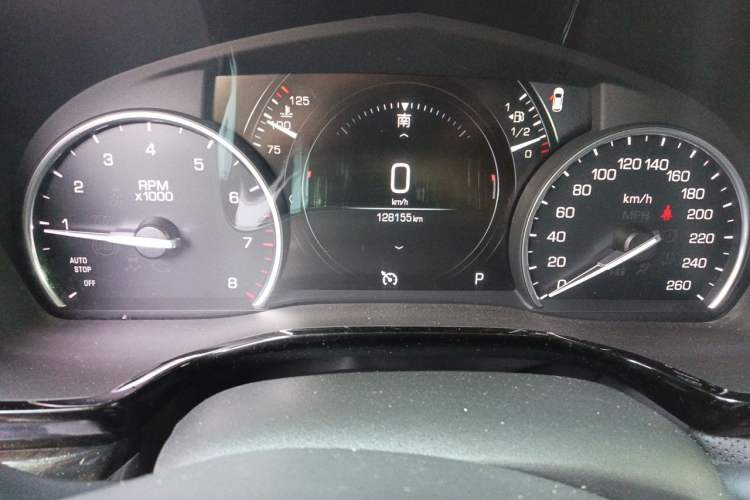Used Cadillac XT5 2018 25T Luxury Model Odometer Close Up