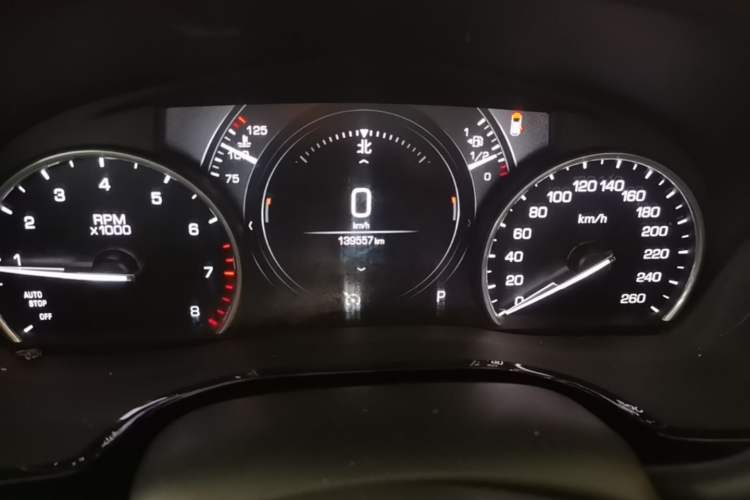 Used Cadillac XT5 2018 25T Luxury Model Odometer Close Up