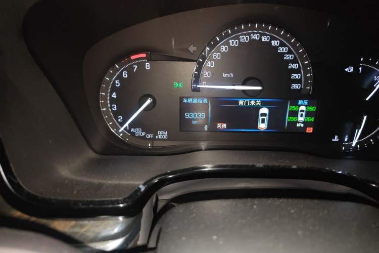 Used Cadillac XT5 2018 25T Tech Model Odometer Close Up