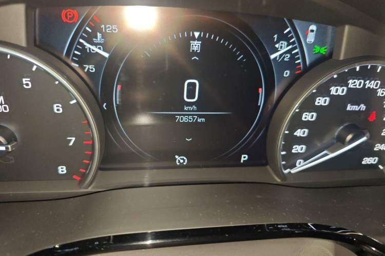 Used Cadillac XT5 2018 25T Luxury Model Odometer Close Up