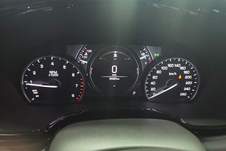 Used Cadillac XT5 2018 25T Luxury Model Odometer Close Up
