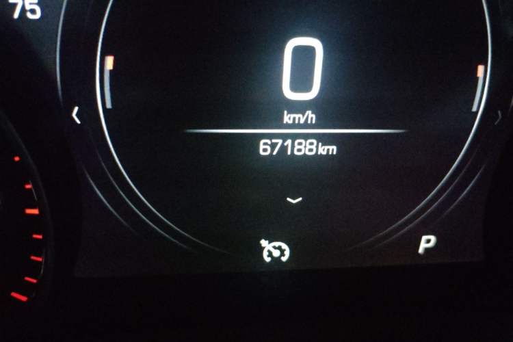 Used Cadillac XT5 2018 25T Luxury Model Odometer Close Up