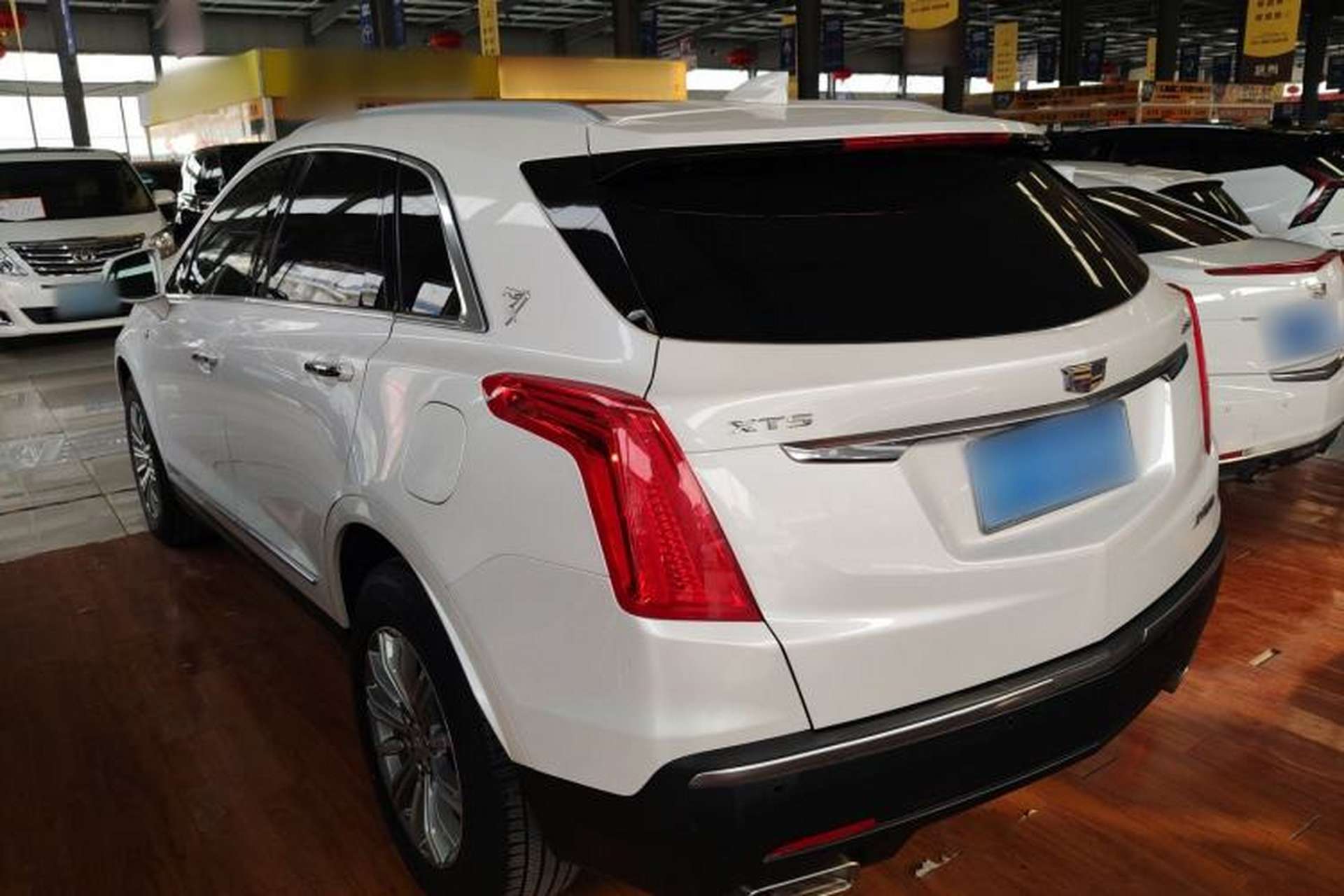 Used Cadillac XT5 2018 25T Luxury Model Rear Left 45 Deg