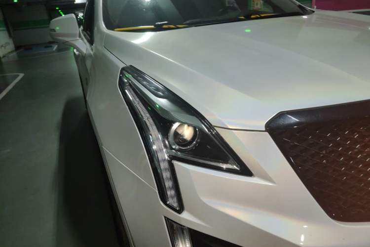 Used Cadillac XT5 2018 28E Four-Wheel Drive Tech Version Right Front Headlight