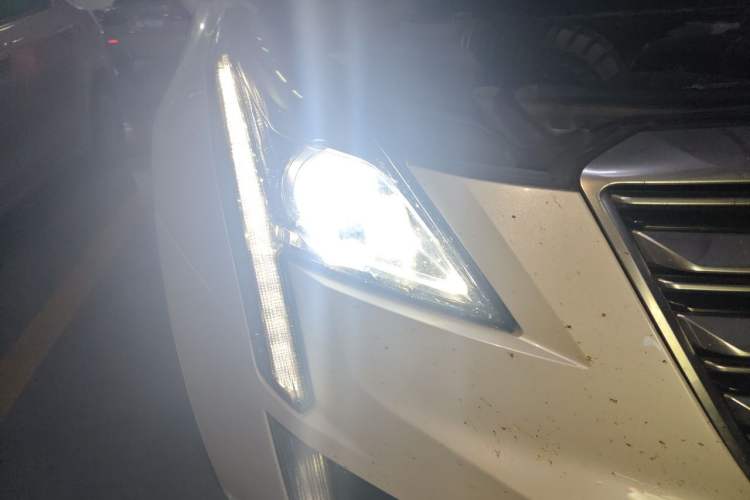 Used Cadillac XT5 2018 25T Luxury Model Right Front Headlight
