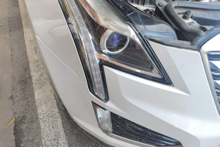 Used Cadillac XT5 2018 25T Tech Model Right Front Headlight