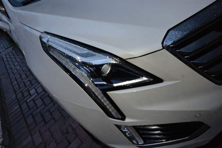 Used Cadillac XT5 2018 28T Four-Wheel Drive Luxury Model Right Front Headlight