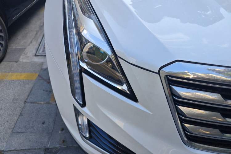 Used Cadillac XT5 2018 28E Four-Wheel Drive Tech Version Right Front Headlight