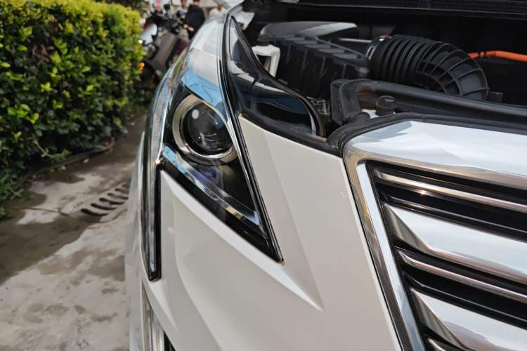 Used Cadillac XT5 2018 28E Four-Wheel Drive Tech Version Right Front Headlight