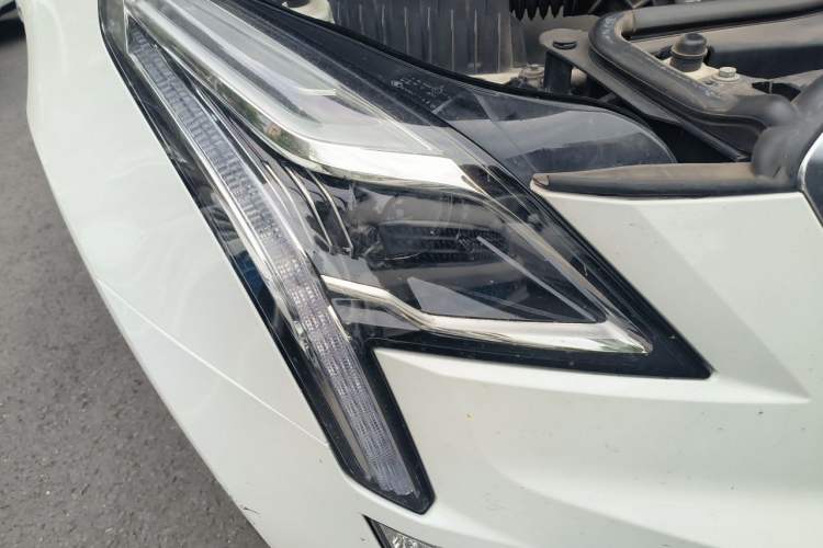 Used Cadillac XT5 2018 28T Four-Wheel Drive Luxury Model Right Front Headlight