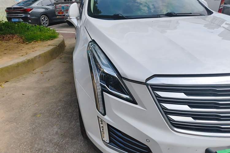 Used Cadillac XT5 2018 28T Four-Wheel Drive Luxury Model Right Front Headlight