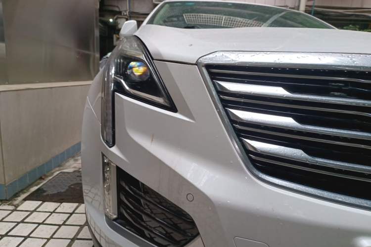Used Cadillac XT5 2018 28T Four-Wheel Drive Luxury Model Right Front Headlight