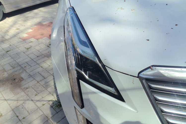 Used Cadillac XT5 2018 28E 4x4 Platinum Edition Right Front Headlight