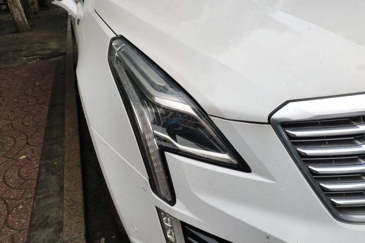 Used Cadillac XT5 2018 28E 4x4 Platinum Edition Right Front Headlight