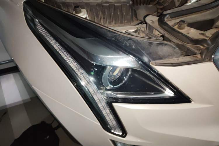 Used Cadillac XT5 2018 25T Luxury Model Right Front Headlight