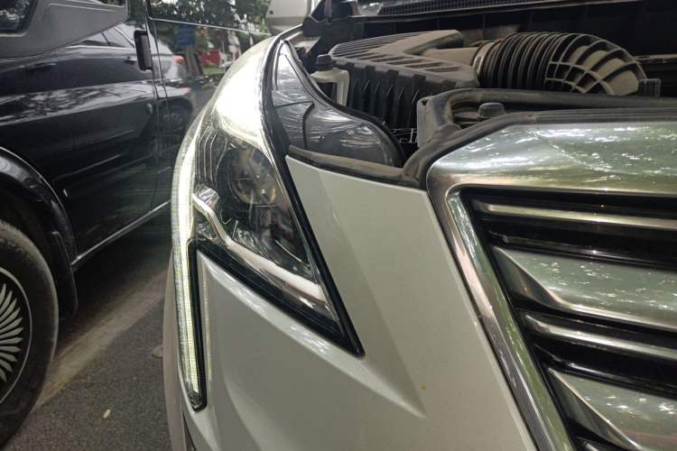 Used Cadillac XT5 2018 28T Four-Wheel Drive Luxury Model Right Front Headlight