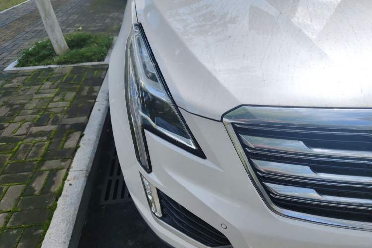 Used Cadillac XT5 2018 28T Four-Wheel Drive Luxury Model Right Front Headlight