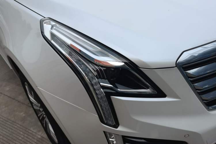 Used Cadillac XT5 2018 28T Four-Wheel Drive Luxury Model Right Front Headlight