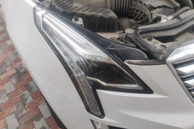 Used Cadillac XT5 2018 28T Four-Wheel Drive Luxury Model Right Front Headlight
