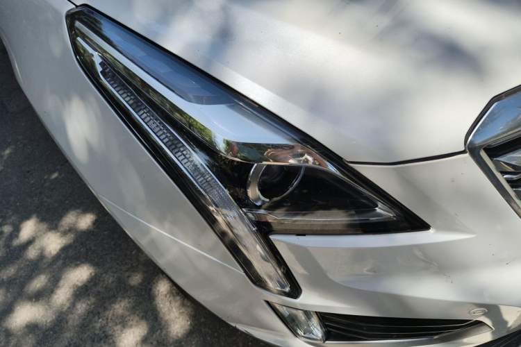 Used Cadillac XT5 2018 28E Four-Wheel Drive Tech Version Right Front Headlight