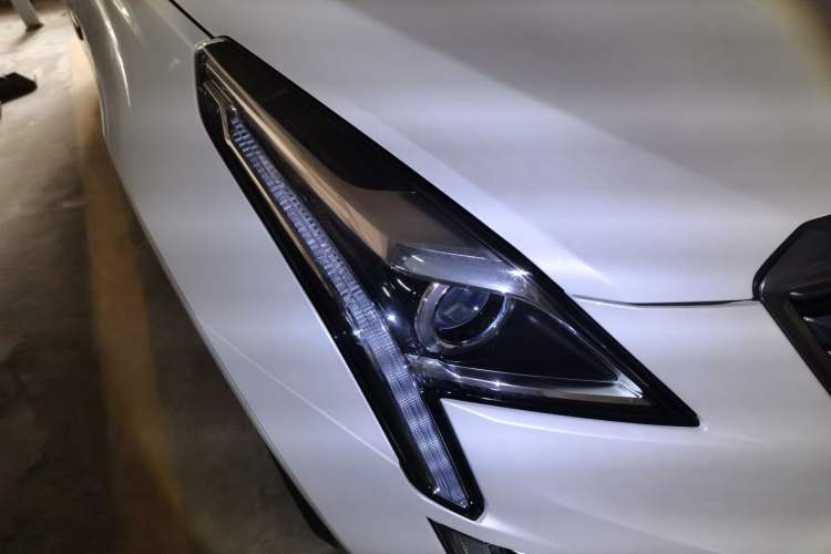 Used Cadillac XT5 2018 25T Luxury Model Right Front Headlight