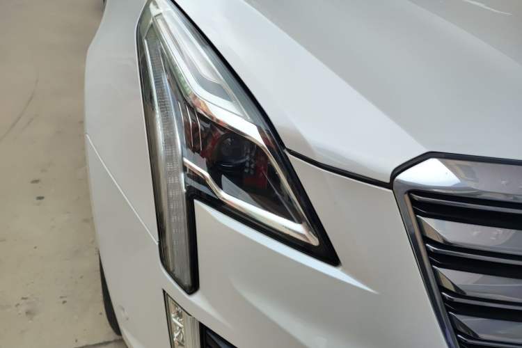 Used Cadillac XT5 2018 28E Four-Wheel Drive Tech Version Right Front Headlight