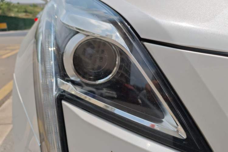 Used Cadillac XT5 2018 28E Four-Wheel Drive Tech Version Right Front Headlight