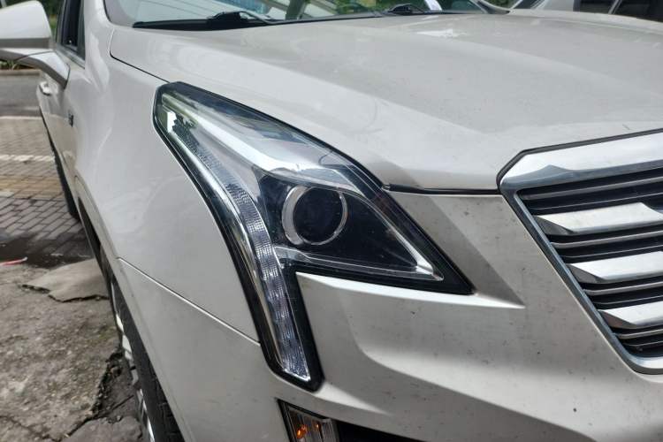 Used Cadillac XT5 2018 28E Four-Wheel Drive Tech Version Right Front Headlight