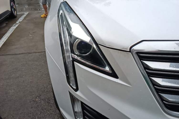 Used Cadillac XT5 2018 28E Four-Wheel Drive Tech Version Right Front Headlight